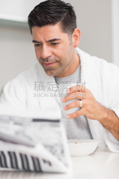休闲装,认真的,男人,咖啡杯,垂直画幅,正面视角,30到39岁,休闲活动,家庭生活