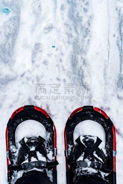 穿雪鞋走路运动,雪鞋,冬季运动会,美国冰河国际公园,蒙大拿州,冬季运动,垂直画幅,水,天空,休闲活动