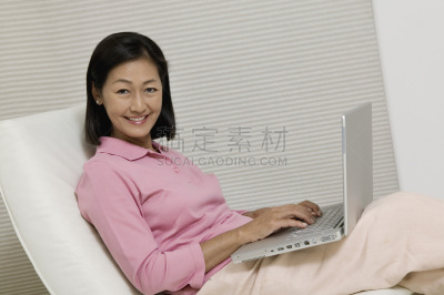 女人,使用手提电脑,椅子,无线应用协议,30到39岁,留白,笔记本电脑,半身像,座位,水平画幅
