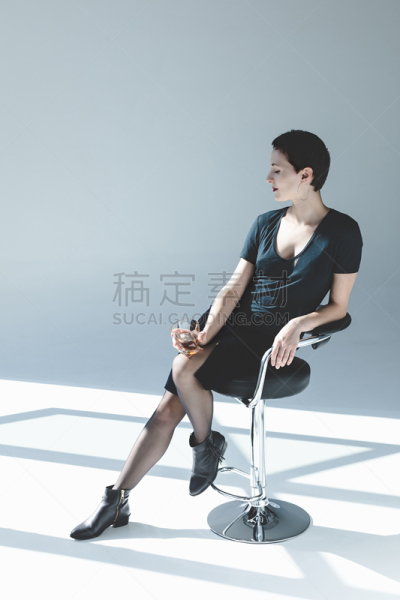 威士忌,青年女人,垂直画幅,美,科涅克,留白,褐色,美人,含酒精饮料