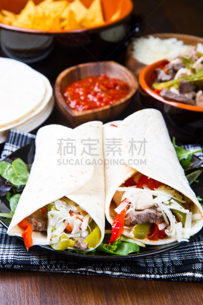 鸡肉卷,玉米粉圆饼,牛肉,鸡,自制的,蔬菜,三明治包,绿酱,垂直画幅,绿色