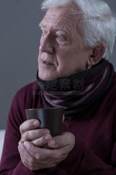 老年男人,围巾,衣服,垂直画幅,身体受伤,喉咙,仅成年人,喉咙痛,痛苦,成年的