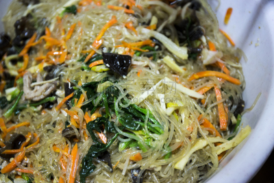 韩式炒粉丝,韩国食物,细香葱,蔬菜,香料,食品,豆芽,椒类食物,餐馆,鸡蛋