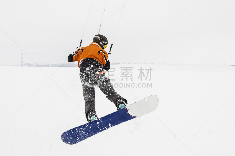 雪地滑翔,滑雪头盔,冲浪风筝,滑雪镜,雪板,滑雪板,烟囱,天空,水平画幅,雪