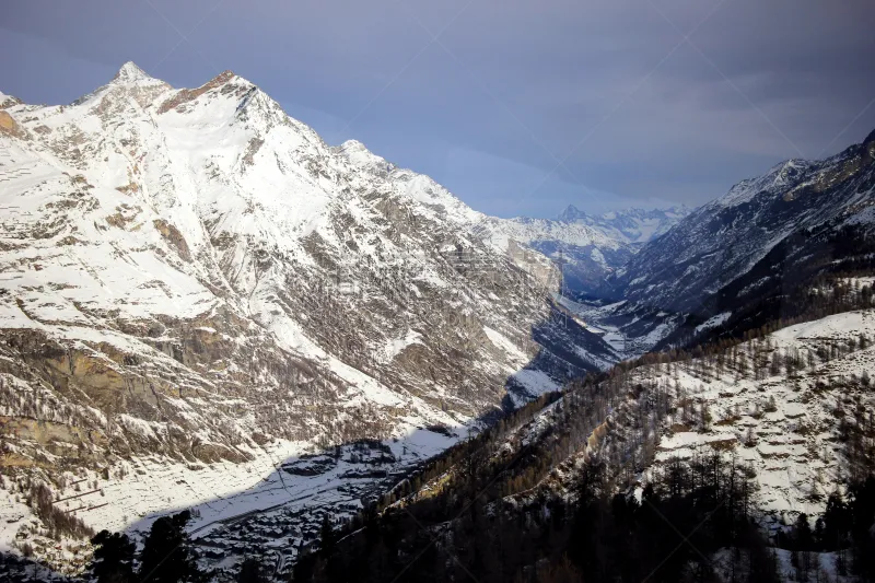 天空 雪 瑞士阿尔卑斯山 山 背景 非凡的 留白 褐色 水平画幅 无人图片素材下载 稿定素材