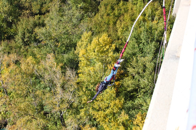 蹦极,青少年,休闲活动,水平画幅,夏天,户外,弹力绳,运动,特技,危险