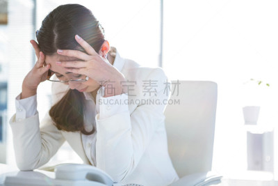书桌,女商人,压力,办公室,30到39岁,头痛,水平画幅,工作场所,智慧,面部扭曲