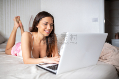 使用手提电脑,可爱的,床,女人,舒服,技术,床上用品,人的眼睛,仅一个女人,幸福