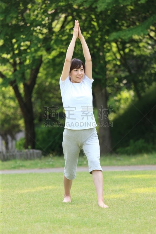 女人,日本人,瑜伽,武士,理想化的,勇士式瑜伽姿势,中年女人,草坪,健康保健,平和