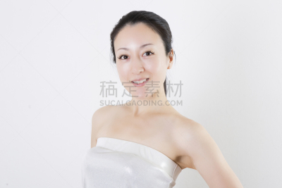 注视镜头,女人,留白,半身像,彩妆,仅成年人,润肤露,自然界的状态,健身房