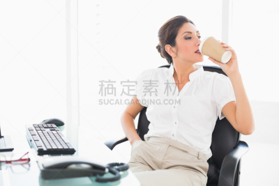 书桌,女商人,咖啡,正面视角,一次性杯子,唇膏,不看镜头,仅成年人,青年人,专业人员