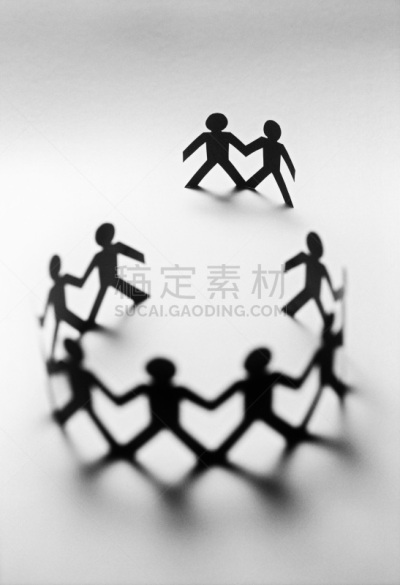 圆形,纸环,两个物体,背景人物,垂直画幅,图像聚焦技术,选择对焦,高视角,手牵手,拿着