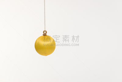 圣诞装饰,白色背景,球体,项链,圣诞装饰物,水平画幅,无人,金链,电灯泡