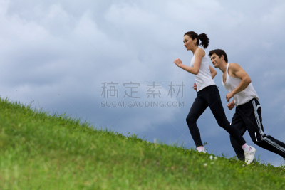 松弛练习,青年伴侣,公园,颈手枷,水平画幅,夏天,户外,白人,草,活力