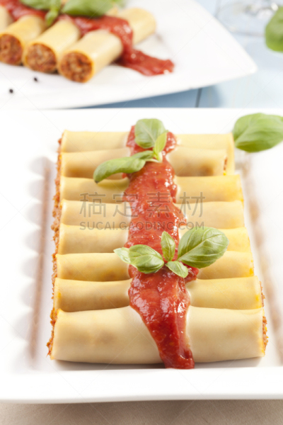 烤碎肉卷,盘子,垂直画幅,纺织品,奶油,西红柿,白色,意大利食品,餐巾,晚餐