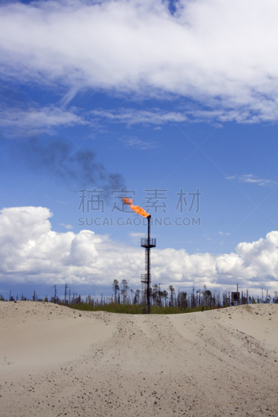 石油工业,燃烧的火炬,垂直画幅,天空,甲烷,能源,烟,想法,建筑业,工业