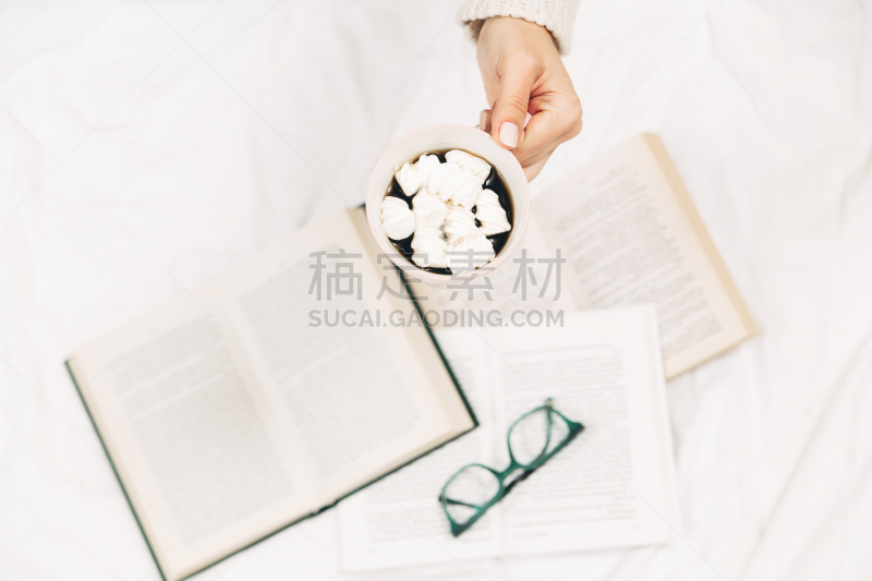 杯,书,咖啡,白色背景,手,小丑眼镜,透过窗户往外看,开着的,妇女问题,上装