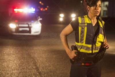 女警察,巡逻车,夜晚,街道,背景聚焦,交警官员,警官,警服,警笛,应急灯