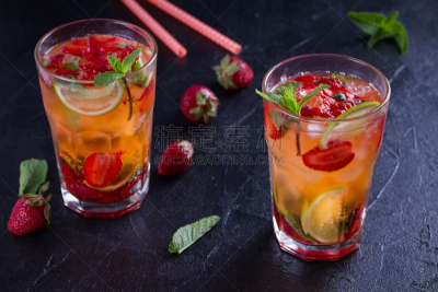 鸡尾酒,夏天,莫吉托,草莓,浆果,酸橙,薄荷,黑色背景,水,含酒精饮料