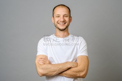 注视镜头,灰色背景,男性美,青年男人,背景分离,仅男人,肖像,仅一个男人,欢乐