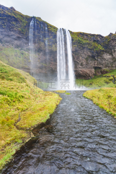 seljalandsfoss waterfall,河流,河床,在底端,河岸,冰岛国,垂直画幅,水,山,瀑布