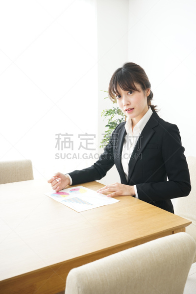 销售职位,青年人,挨家挨户推销的人,房地产经纪人,新兵,垂直画幅,半身像,顾客,套装,经理