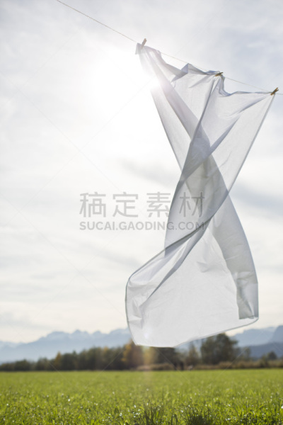户外,晒衣绳,垂直画幅,天空,风,旋转晾衣绳,纺织品,纯净,握紧,干洗