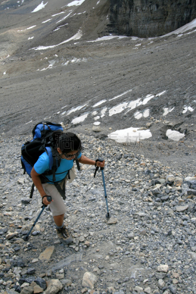 徒步旅行,陡峭,victoria glacier,维多利亚山,露易斯湖,身材矮小,冰碛,菲律宾人,垂直画幅,登山杖