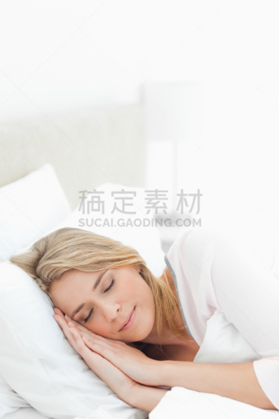 人的头部,床,女人,手,枕头,垂直画幅,正面视角,美,休闲活动,美人