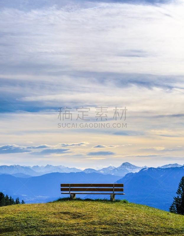 长椅,山,垂直画幅,天空,巴特特尔茨－沃尔夫拉策豪森县,无人,户外,卡尔文德尔山脉,草,巴伐利亚