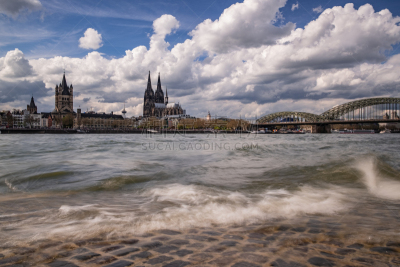 Ein Kölner Panorama während eines wolkigen Sommertages während der Mittagszeit am Rheinboulevard.