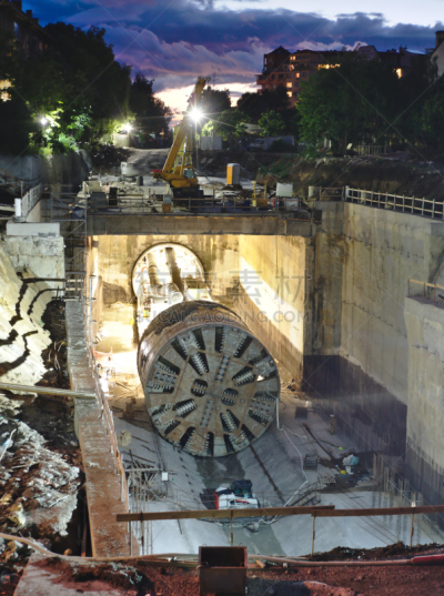 隧道掘进机,垂直画幅,自动反斗卡车,建筑施工车辆,建筑工地,无人,建筑设备,黄昏,交通方式,地铁