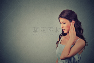痛苦,人的耳朵,青年女人,侧面视角,侧面像,耳炎,耳痛,神经痛,眩晕的