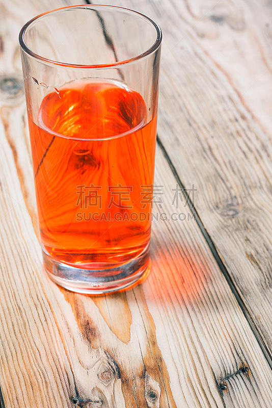 饮料,红色,水果,甜食,注入水,垂直画幅,水,寒冷,桌子,橙色
