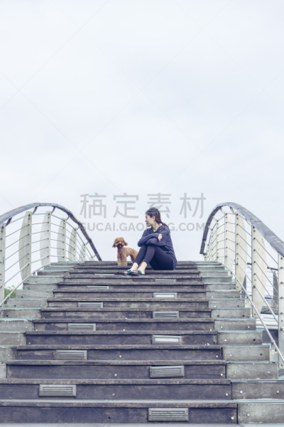 桥,狗,小狗,女人,垂直画幅,天空,台阶,周末活动,户外,仅成年人