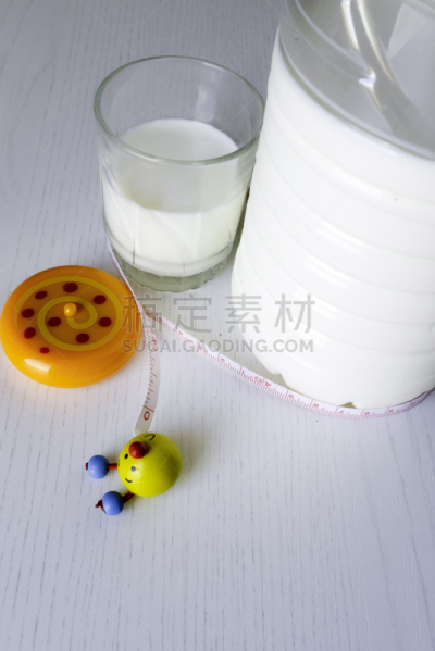 基质蛋白,条纹玻璃,食物金字塔,蛋白棒,酪乳,婴儿食品,聚乙烯,碳酸饮料,垂直画幅,奶制品