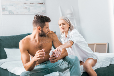 卧室,女朋友,背景聚焦,不高兴的,青年男人,女人,健美身材,周末活动,水平画幅,青年人