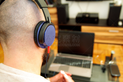 耳机,男人,音乐,起居室,使用手提电脑,潜听哨,和着音乐点头,mp3播放机,噪声,家庭生活
