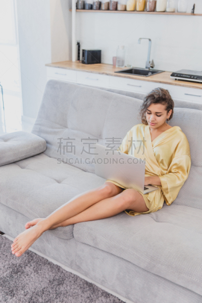 沙发,青年女人,棕色头发,幸福,使用手提电脑,公寓,笔记本电脑,家庭生活,放松,躺