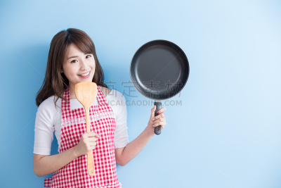 炒菜锅,汤匙,家庭妇女,提举,鞋拔,家务,围裙,妻子,蓝色背景,彩色背景