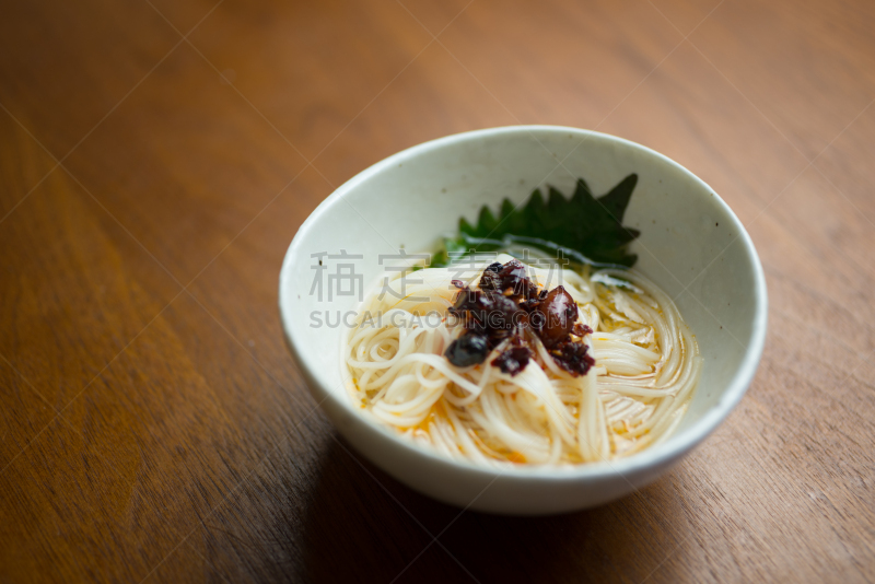 亚洲全麦面,日本食品,鱼汤肉汤,选择对焦,水平画幅,开胃品,膳食,夏天,特写,装饰菜