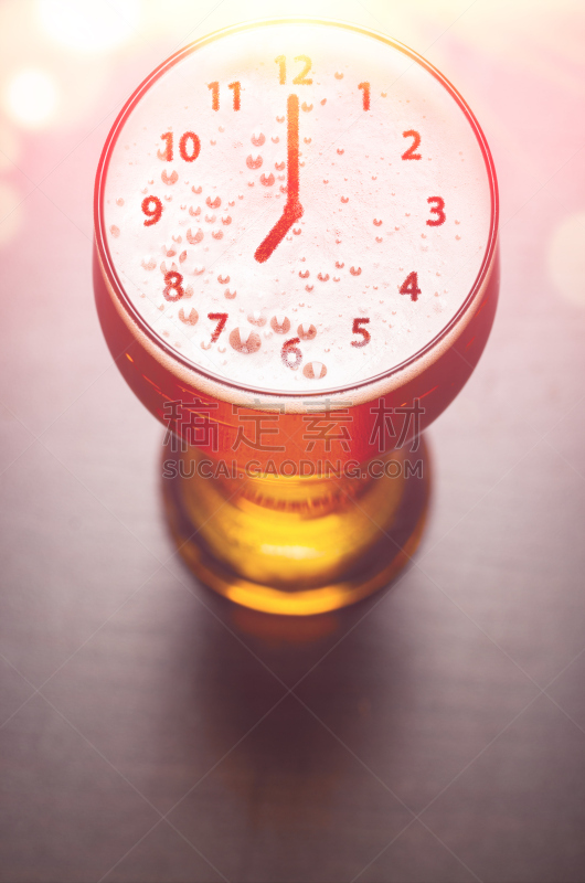 拉格啤酒,啤酒,桌子,品脱酒杯,垂直画幅,留白,褐色,高视角,形状,无人