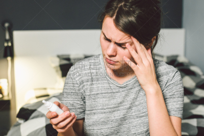 健康保健,床,女人,感冒病毒,水滴,卧室,白色人种,擤鼻子,生病