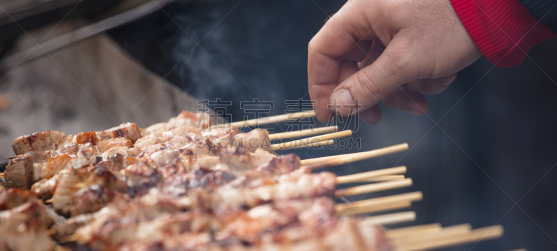 希腊烤肉卷,手,特写,肉,串肉签,男人,炊具,正面视角,准备