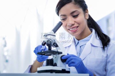 显微镜,女人,表现积极,欢乐,生物科技,水平画幅,智慧,微生物学,基因组学