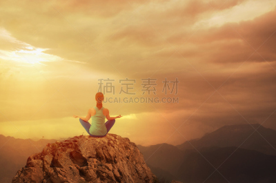 青年女人,山,盘着腿坐,天空,早晨,夏天,仅成年人,自由,青年人,运动