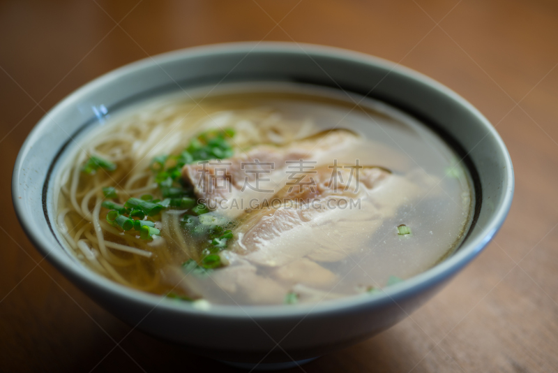 亚洲全麦面,日本食品,面汤,青葱刷,鱼汤肉汤,俱乐部食品,选择对焦,水平画幅,膳食,特写