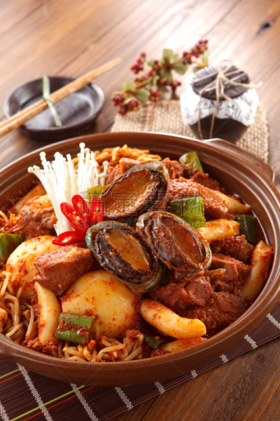 鲍鱼,牛肉,韩国泡菜,碗,精制土豆,巨大的,嫩煎食品,沸腾的,餐具,垂直画幅