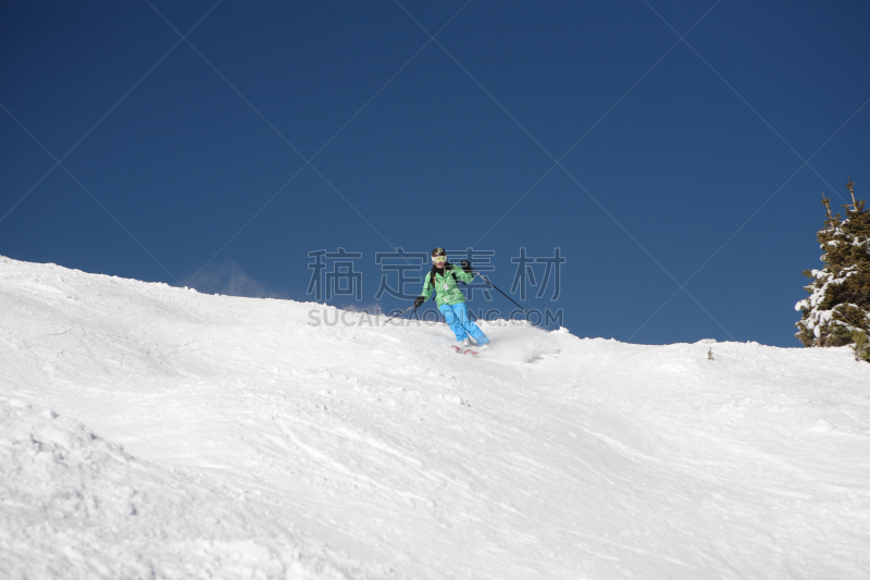 蓝色,滑雪运动,城市天际线,仅一个女人,明亮,蒙古式滑雪,天空,女人,休闲活动,水平画幅