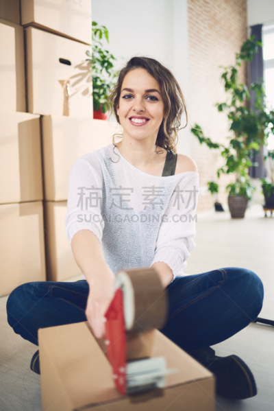 盒子,包装机,电工胶布,拆包,胶带,地板,女人,青年女人,住宅内部,金色头发